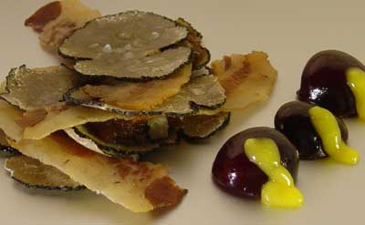 Milhojas de papada confitada y trufa, cerezas al vino tinto y mango